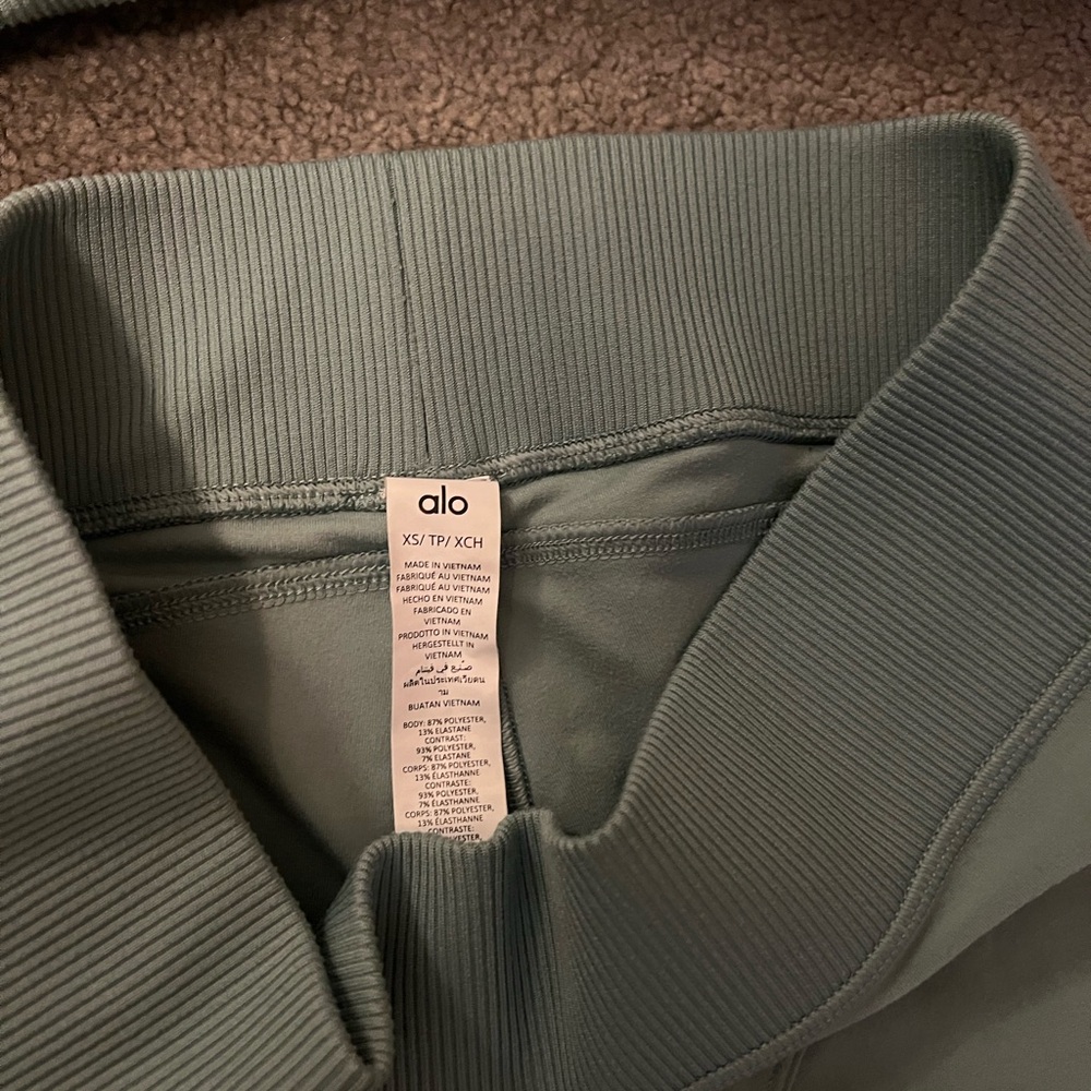 ALO Yoga Light Green Leggings and Top Set - Picture 4 of 6